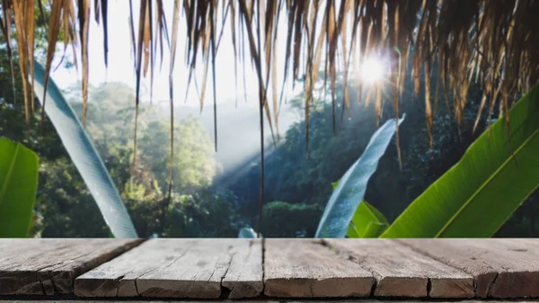 Mesa de madeira e imagem borrão de árvore verde na floresta olhando de i — Fotografia de Stock