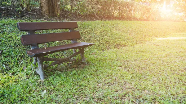 Wood bench for resting and relaxing in the park — Stock Photo, Image