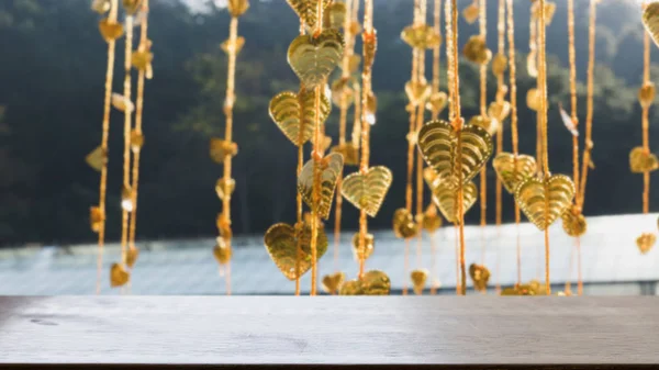 Feuilles de pho or accrochées à un arbre doré (image floue) avec sélecte — Photo