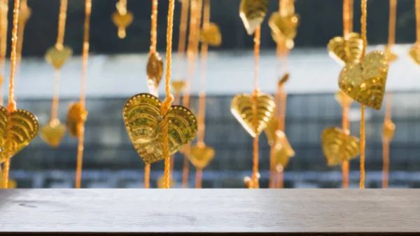 Hojas de pho dorado colgando de un árbol dorado (imagen borrosa) con selecte — Foto de Stock