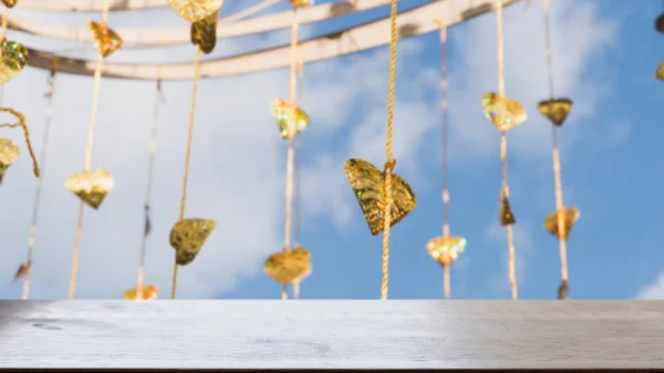 Hojas de pho dorado colgando de un árbol dorado (imagen borrosa) con selecte — Foto de Stock