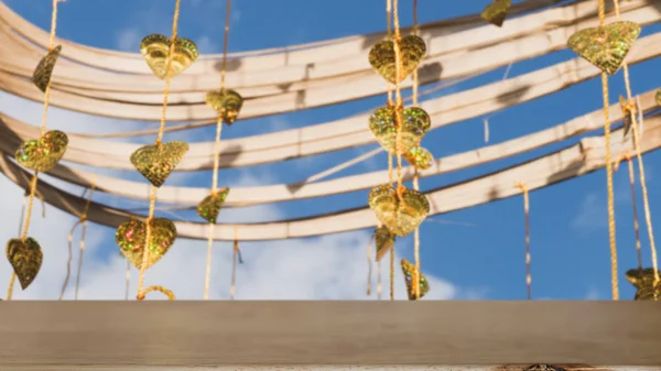 Hojas de pho dorado colgando de un árbol dorado (imagen borrosa) con selecte — Foto de Stock