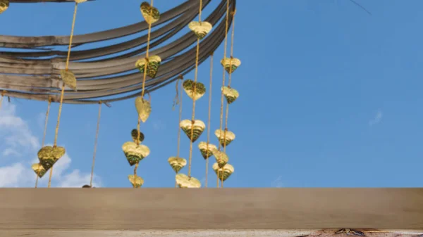Hojas de pho dorado colgando de un árbol dorado (imagen borrosa) con selecte — Foto de Stock