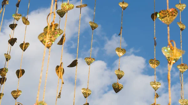 Hojas de pho dorado colgando de un árbol dorado — Foto de Stock