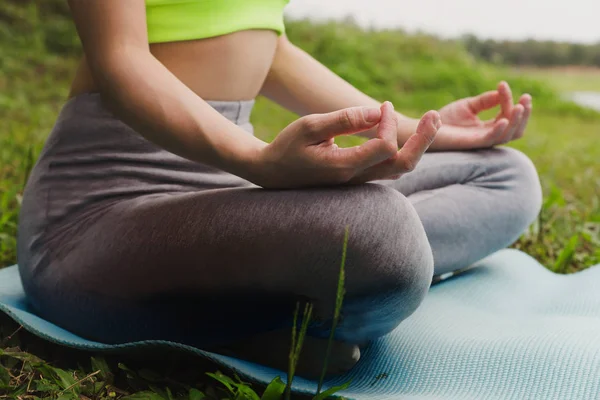 genç kadın meditasyon pratik yoga açık park, süre yeniden