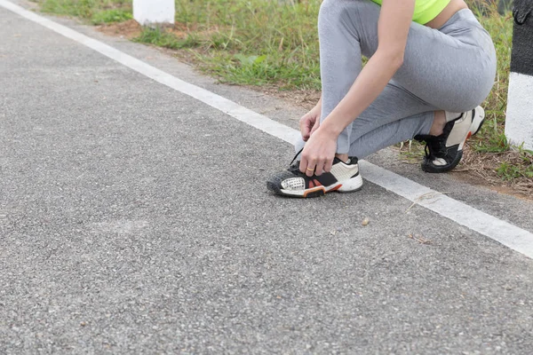 Mujer atando cordones de zapatos. Hembra deporte fitness runner conseguir leer — Foto de Stock