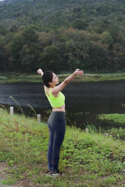 Jeune athlète femme exerce en plein air dans le parc, se détendre dans la nature — Photo
