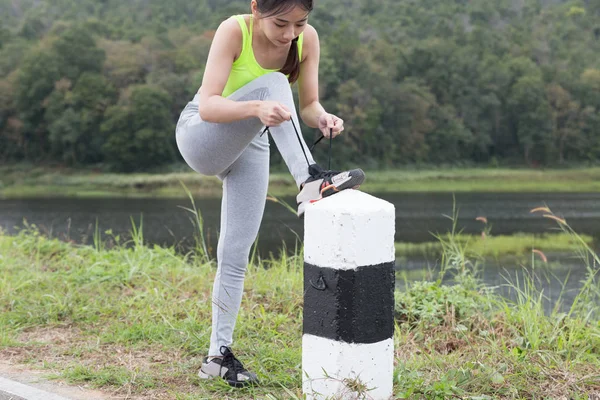 Kadın bağlama ayakkabı bağcıklarımı. Kadın spor fitness runner okuyun — Stok fotoğraf