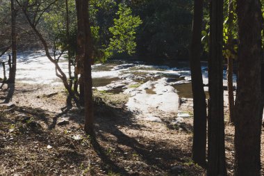 güneş ışığı akışında Wang Kwai Şelaleler kışın, Chiagmai, 