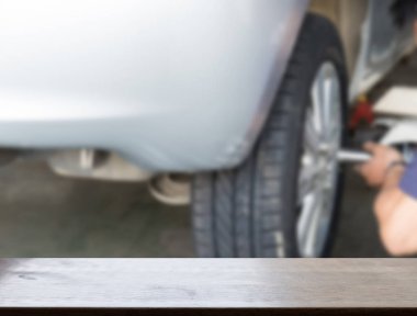 Otomatik mekanik atölyesine lastikler ve jantlar (görüntü bulanıklığı değiştirme