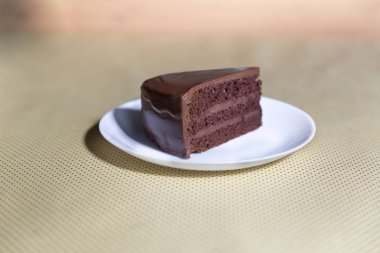 Beyaz tabak içinde lezzetli karanlık çikolatalı kek