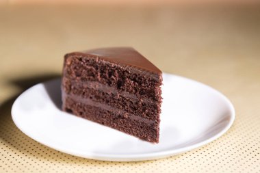 Beyaz tabak içinde lezzetli karanlık çikolatalı kek