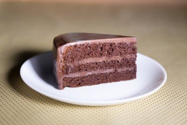 Beyaz tabak içinde lezzetli karanlık çikolatalı kek