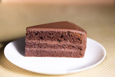 Beyaz tabak içinde lezzetli karanlık çikolatalı kek