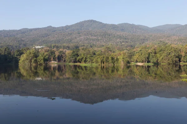 Vista a la montaña y al lago por la mañana —  Fotos de Stock