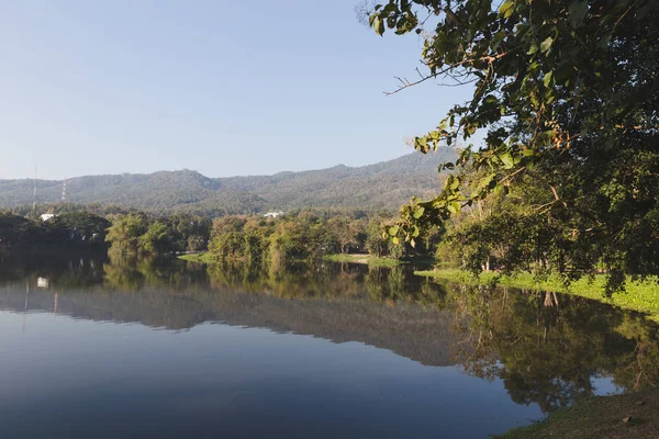 Vista a la montaña y al lago por la mañana —  Fotos de Stock