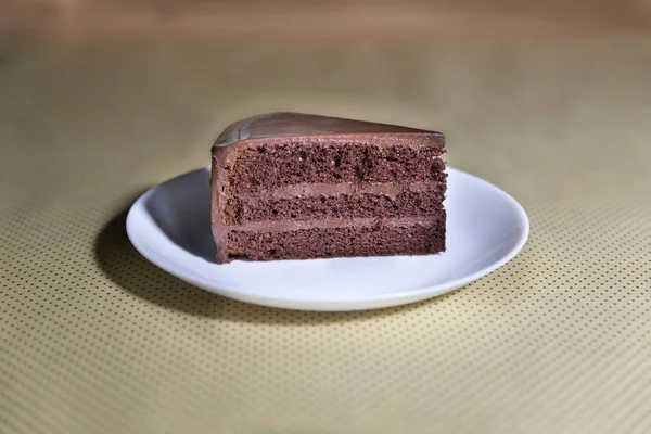 Delicioso bolo de chocolate escuro em placa branca — Fotografia de Stock