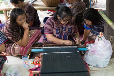 Tepe kabile çalışma nakış için geleneksel giysiler göstermek için