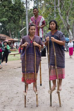 Tayland tepe kabile bambu geleneksel dans gösterilen duran