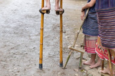 Tayland tepe kabile bambu geleneksel dans gösterilen duran