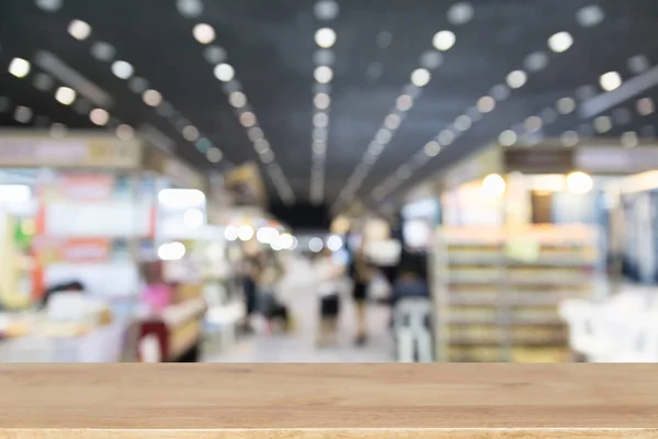 Feira comercial no salão de exposição, cabine de venda de bens baratos a partir de th — Fotografia de Stock