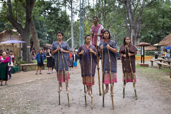 Thaïlande tribu de colline debout sur le bambou montrant la danse traditionnelle — Photo