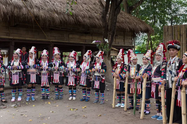 Thaïlande akha colline tribu en attente pour effectuer la danse traditionnelle sh — Photo