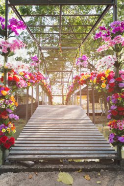 çiçek dekorasyon ahşap köprü üzerinden kanal üzerinde