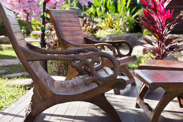Två bord och stolar i trädgården — Stockfoto