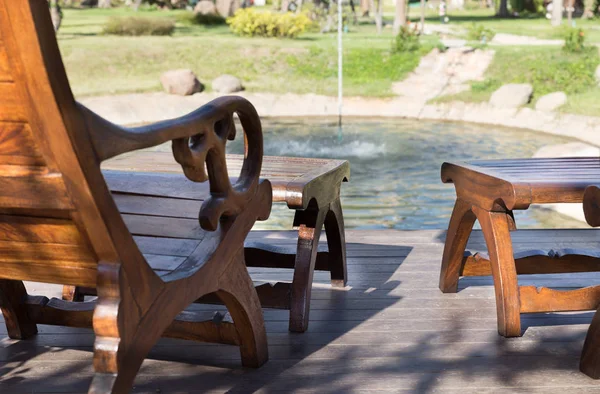 Dos mesa y sillas al lado del estanque en el jardín — Foto de Stock