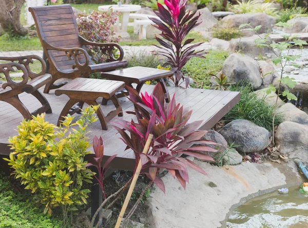 Deux tables et chaises dans le jardin — Photo