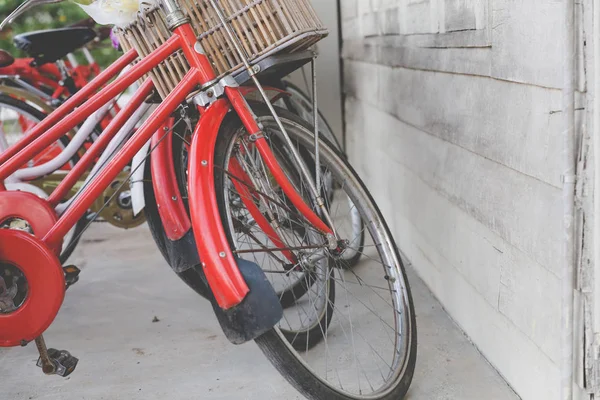 Muitos bicicleta clássica vermelha com cesta — Fotografia de Stock