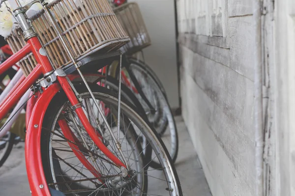 Muitos bicicleta clássica vermelha com cesta — Fotografia de Stock