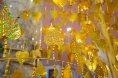 Altın ağaç üzerinde asılı altın pho yaprakları