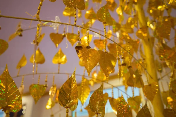 Hojas de pho dorado colgando de un árbol dorado — Foto de Stock