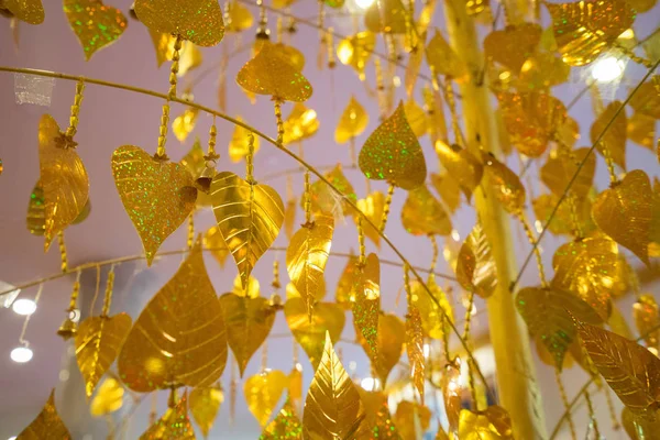 Altın ağaç üzerinde asılı altın pho yaprakları — Stok fotoğraf