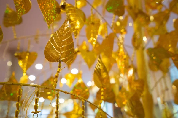 Hojas de pho dorado colgando de un árbol dorado — Foto de Stock