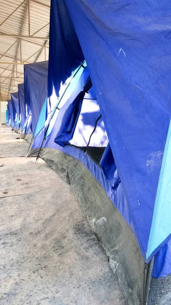 Blauwe tent kamperen in paviljoen — Stockfoto