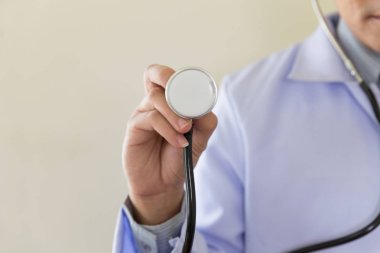 Doktor elinde bir stetoskop ile. Tanılama aracı, ex