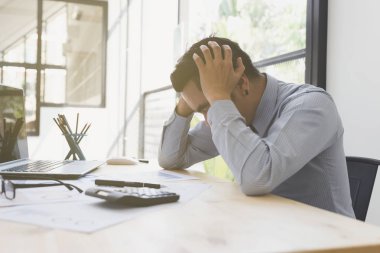 Stresli iş adamı iş yerinde sahip sorunları ve baş ağrısı