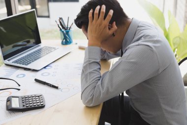 Stresli iş adamı iş yerinde sahip sorunları ve baş ağrısı