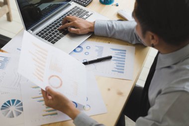 Çizelgeler ve grafikler ile modern dizüstü compu analiz işadamı