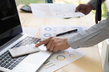 Çizelgeler ve grafikler ile smartphone analiz işadamı.