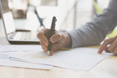 Çizelgeler ve grafikler ile modern dizüstü compu analiz işadamı