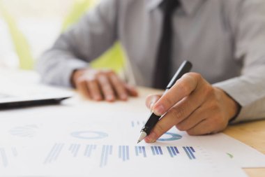 Çizelgeler ve grafikler ile modern dizüstü compu analiz işadamı