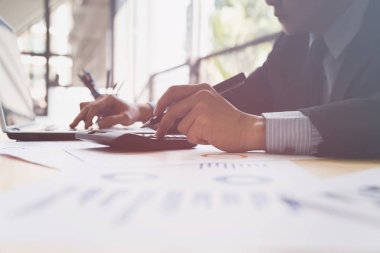 Raporda grafik hesap makinesi ve yüklü ile analiz işadamı