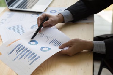 Çizelgeler ve grafikler ile modern dizüstü compu analiz işadamı