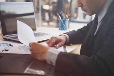 Çizelgeler ve grafikler ile modern dizüstü compu analiz işadamı