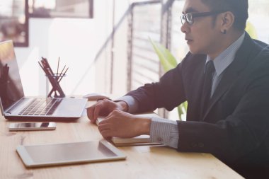 Akıllı telefon, tablet ve bilgisayar çalışma iş adamı.