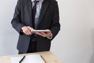işadamı Office dijital tablet bir şey izliyor